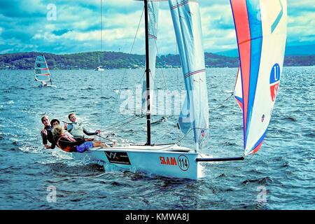 Kinder, die in der australischen kombiniert High School Segeln Wm 2013 konkurrieren. Lake Macquarie. Australien. Junge Kandidaten in Jollen Stockfoto