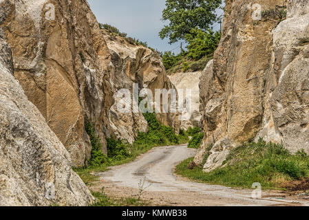 Kurvenreiche Straße in grüne Landschaft unter blauem Himmel Stockfoto