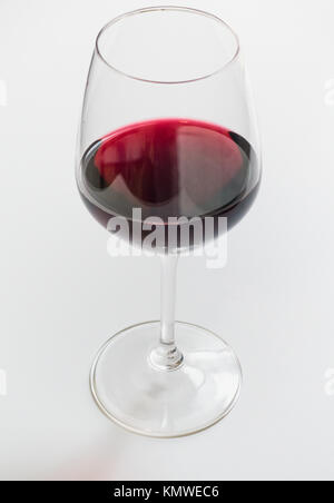 Eine gießen Rotwein in einem stammte aus Glas Stockfoto