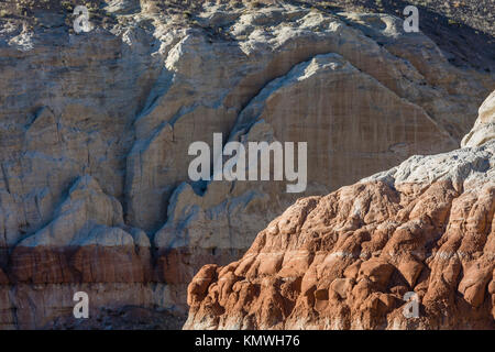 Erodieren Schichten von weißer Schokolade und Cliff Schichten im Grand Staircase-Escalante National Monument in der Nähe von Kanab, Utah Stockfoto