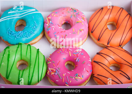 Farbige Donuts mit Glasur in eine Box. Stockfoto