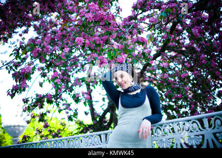 Portrait einer jungen schönen Mädchen in einem blühenden Baum. Schönheit der Frühling ohne Allergie. Stockfoto