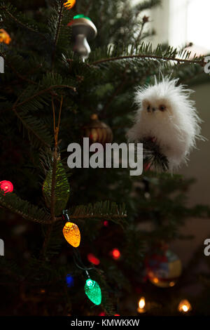 Ein geschmückter Weihnachtsbaum in einem Heim. Stockfoto