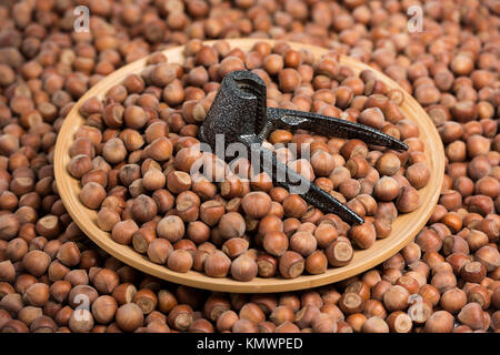 Knacken von Nüssen und Haselnüssen auf Holzplatten Stockfoto