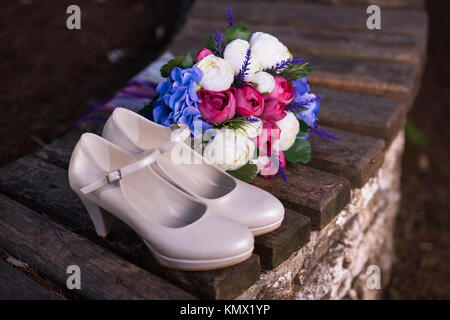 Brautschuhe und Brautstrauß Stockfoto