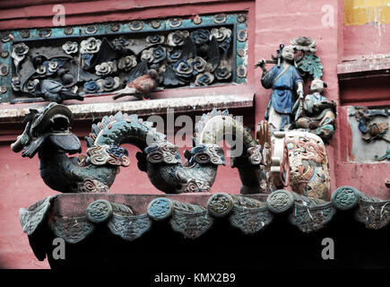 Brillante Dekoration auf dem Dach des Tempels mit chinesischen Stil, Yin und Yang Fliesen, antike Textur, Dach, Keramik Statue, architektonische Kunst Stockfoto