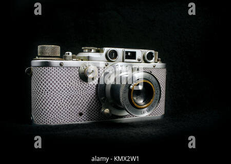 Leitz Leice iiib Kamera mit Grauen Snakeskin abdecken und Elmar 50 mm f/3.5 Objektiv auf einem schwarzen Hintergrund, fotografiert im Studio Stockfoto