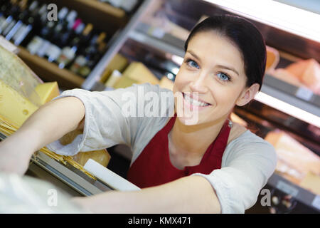 Freundliche Verkäuferin im Supermarkt Stockfoto