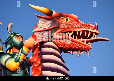 St George dragon night blue sky Close up Stockfoto