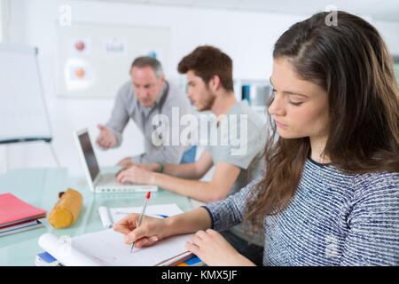 Eine Schulklasse mit Lehrer und Schüler. Stockfoto
