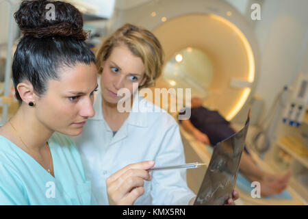 Zwei medizinische Techniker bei mri Zeigt x-ray von Patienten Stockfoto