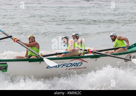 Elite Pro mens und der surfboat Teams aus Australien konkurrieren auf Dee Why Strand, Big Surf eine Anzahl der Boote kentern und kollidieren mit Mitbewerber gesehen. Stockfoto