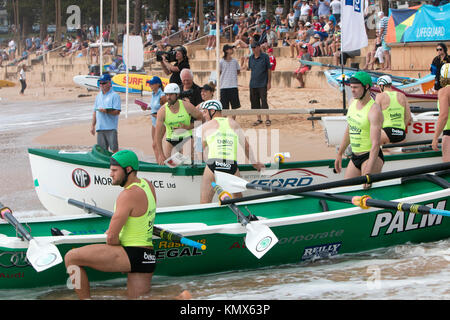 Surfboat Racing Carnival Elite Surfbootteams für Herren und Frauen aus Australien treten am Dee Why Beach gegeneinander an, stellte sich das Palm Beach Surf Club Herrenteam vor Stockfoto