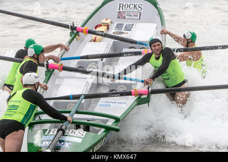 Elite Pro mens und der surfboat Teams aus Australien konkurrieren auf Dee Why Strand, Big Surf eine Anzahl der Boote kentern und kollidieren mit Mitbewerber gesehen. Stockfoto