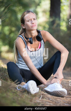 Fitness Frau Leiden schmerzhaft Knöchel-verstauchung Schädigung Stockfoto