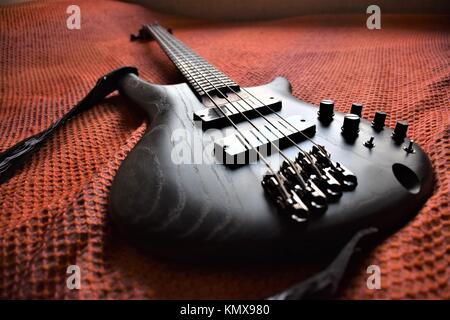 Nahaufnahme eines 4 Strings Bass Gitarre mit Esche Korpus und Griffbrett Palisander aufgefächert Stockfoto