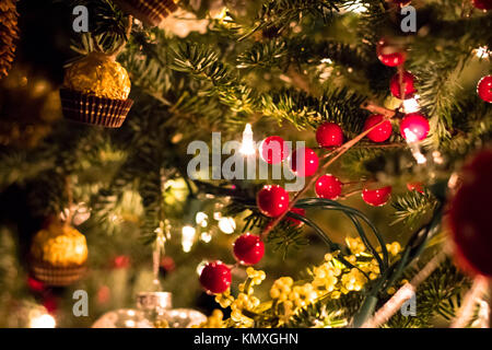 Weihnachtsschmuck hängen von den Weihnachtsbaum. Stockfoto