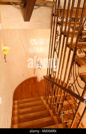 Blick auf ein Fenster mit einem schönen Vorhang von einer Leiter von oben nach unten, Option 3, eine vertikale Shot Stockfoto