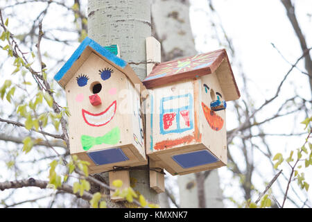 Einfache hölzerne Vogel Haus in einem Park Stockfoto