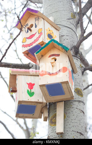 Einfache hölzerne Vogel Haus in einem Park Stockfoto