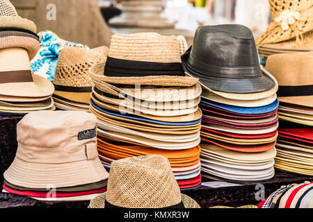 Sammlung von Sommer Hüte auf den Markt. Close-up. Stockfoto