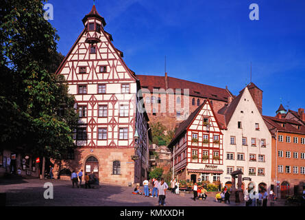 Fachwerkhäuser und das Schloss in Nürnberg, Mid-Franconia, Bayern, Deutschland Stockfoto