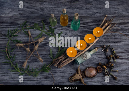 Magische Zutaten auf Tabelle mit Baum Pentagramm in grüner Kreis Stockfoto