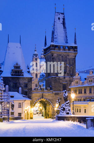 Die Karlsbrücke, Kleinseite und Prager Burg, Prag, Tschechische Republik im winter nacht mit Schnee/Karluv most, Mala Strana (UNESCO), Ceska Republika Stockfoto