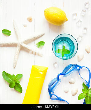 Sommer flatlay mit Wassersport Brille, Minze kalte Mojito und Sea Star am weißen Tisch Stockfoto