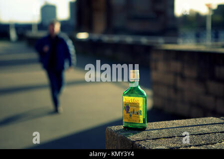 Buckfast tonic Flasche Wein South Portland Street Suspension Bridge Glasgow Schottland Stockfoto