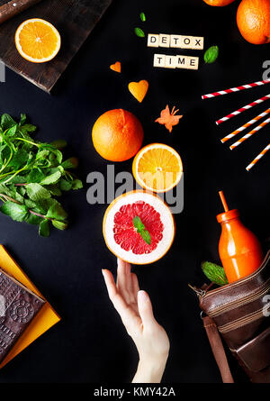 Frische detox Saft aus Zitrusfrüchten auf schwarzem Hintergrund flay legen Stockfoto