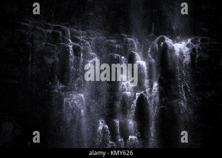 Eine heftige Wasserfall markanten schwarzen Vulkangestein. Stockfoto