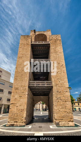 Torre di Mariano II aka Torre di San Cristoforo, mittelalterliche Glockenturm, in 1290 erbaut, an der Piazza Roma in Oristano, Sardinien, Italien Stockfoto