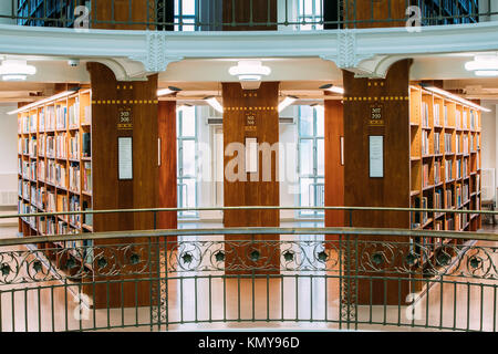 Helsinki, Finnland. Blick auf Böden und Regale mit Büchern in der Nationalbibliothek Finnlands. Stockfoto