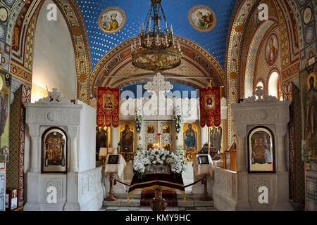 = prächtige Innenausstattung der Kirche der Romanows in Livadia = Innen Blick vom Eingang der Christlich-orthodoxen Kirche der Kreuzerhöhung Stockfoto