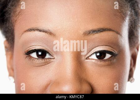 Schone Mandel Formigen Augen Mit Naturlichen Make Up Kosmetik Von Einer Afrikanischen Jungen Attraktiven Frau Blick In Die Kamera Stockfotografie Alamy