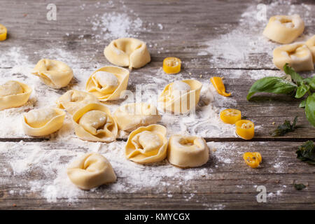 Hausgemachte Pasta Ravioli über Holz- Tisch mit Mehl Stockfoto