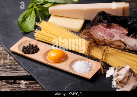 Zutaten für Pasta Spaghetti Alla Carbonara auf dunklem Hintergrund Stockfoto