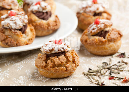 Mini Kuchen mit Mousse au Chocolat auf Tischdecke serviert. Stockfoto