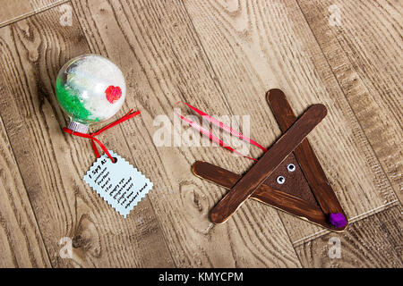 Handgemachte Weihnachtsdekoration von Popsicle Sticks, Kinder basteln, Popsicle Sticks, Rentier globe Stockfoto