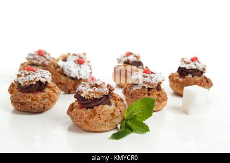 Mini Kuchen mit Schokoladenmousse serviert mit Minze über Weiß Stockfoto