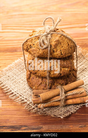 Haferflocken Cookies mit Zimt auf einer hölzernen Hintergrund Stockfoto