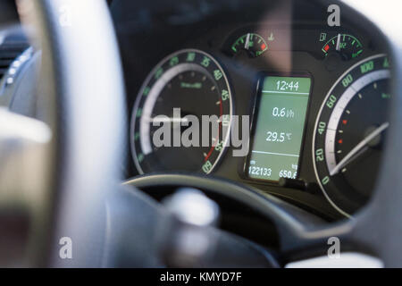 Close up Armaturenbrett eines modernen Autos Kilometerstand und Temperatur. Stockfoto