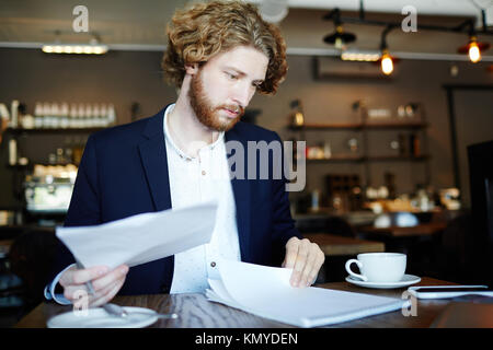 Lesen Papiere Stockfoto