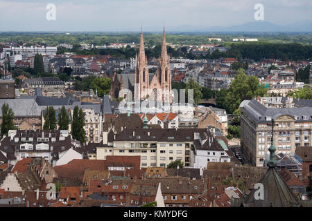 Eine Luftaufnahme über Straßburg Blick in Richtung der Église réformée Saint-Paul (Reformierte Kirche Saint Paul), wie von der Kathedrale von Straßburg gesehen Stockfoto