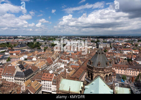 Ein Blick über das Stadtzentrum von Straßburg gegenüber dem Europäischen Parlament Gebäude, wie vom Straßburger Münster gesehen Stockfoto