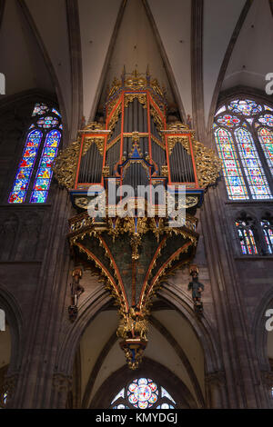 Die Orgel in Straßburg Kathedrale Notre Dame hat einen herrlichen polychrome Orgelgehäuse (14 C und 15 C), die die gesamte Breite der Bucht Stockfoto