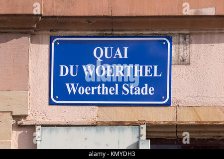 Eine zweisprachige Französisch und elsässische Sprache street sign in Straßburg, Elsass Stockfoto