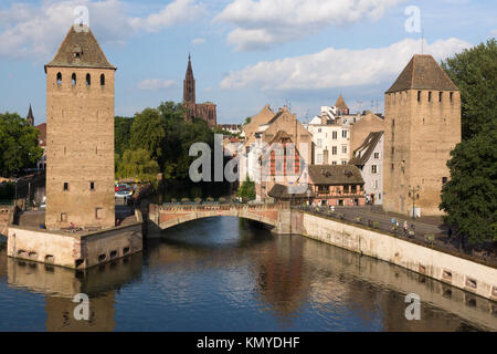 Die Ponts Couverts umschließen den westlichen Rand der Petite France Viertels von Straßburg. Das Straßburger Münster ist im Hintergrund gesehen werden. Stockfoto