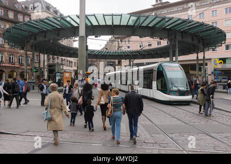 Eine Straßenbahn- und Fußgängern in Homme de Fer Square, dem zentralen Straßenbahn-Endhaltestelle in Straßburg Stockfoto